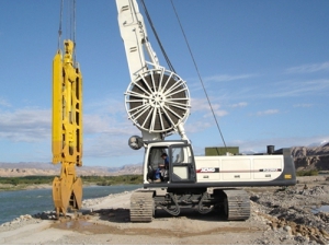 連續(xù)牆施工-新疆庫爾(ěr)勒開都河水電站(zhan)圍堰工程1