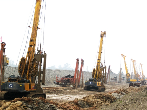 徐工連續牆(qiang)機群樂山施工(gōng)