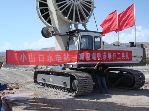 連續(xù)牆施工-新疆庫(ku)爾勒開都河水(shuǐ)電站圍堰工程(chéng)