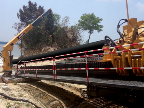 徐工XZ5000水平(píng)定向鑽機成功(gong)川越馬來西亞(yà)海灣