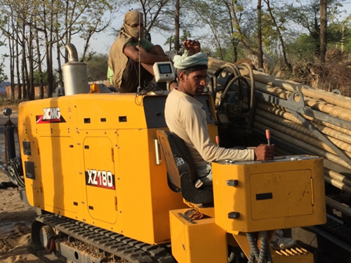 印度黑土(tu)地上穿梭的徐(xú)工金